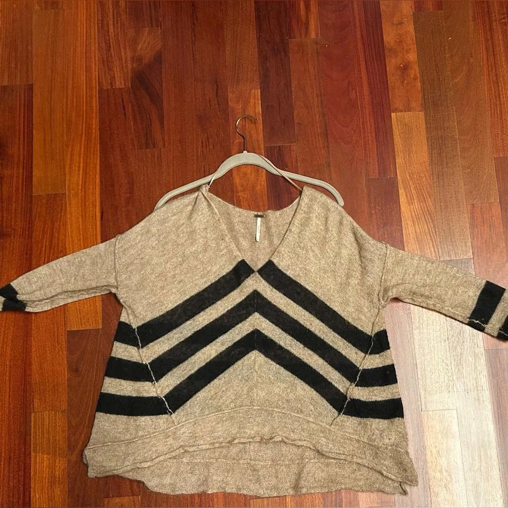 Free People ‘Twelve Roses’ Oversized Alpaca V-Neck Pullover Sweater - Picture 2 of 13